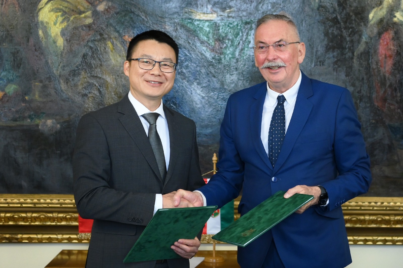 Együttm?k?dési megállapodás_Aláírók_Jason Chen_Szilvássy Zoltán 02.JPG Együttm?k?dési megállapodás_Aláírók_Jason Chen_Szilvássy Zoltán 02.JPG